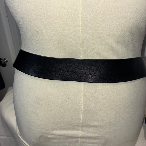 J Crew Single Prong Black Leather Belt Womens M Adjustable Classic Minimialistic - Picture 8 of 9